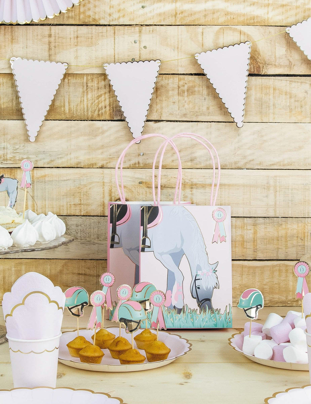 Punere în scenă cu cupcakes și decorațiuni de masă din sacul cadou din hârtie cal