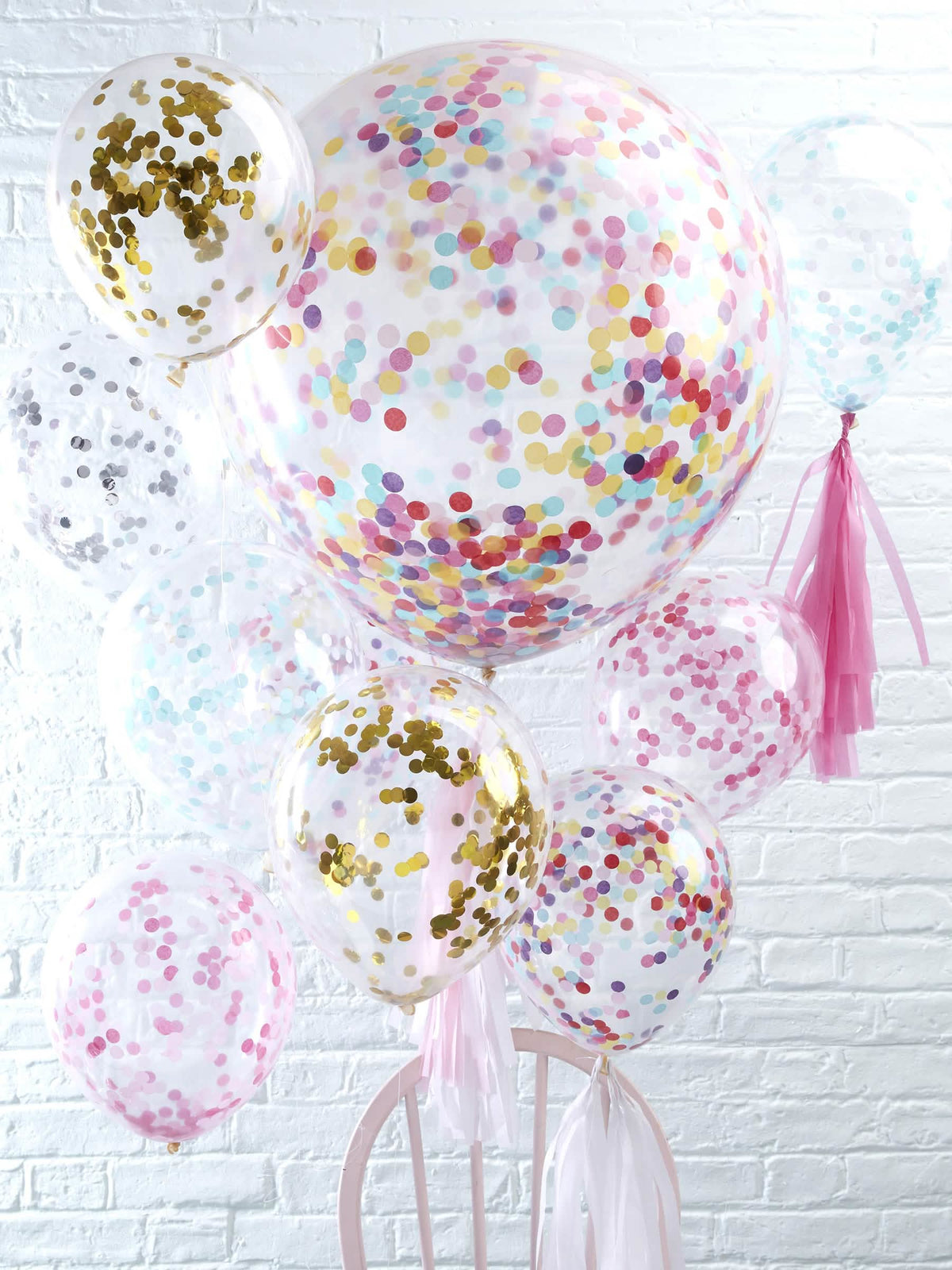 Mise en situation des ballons confettis pour fête bleu clair en latex