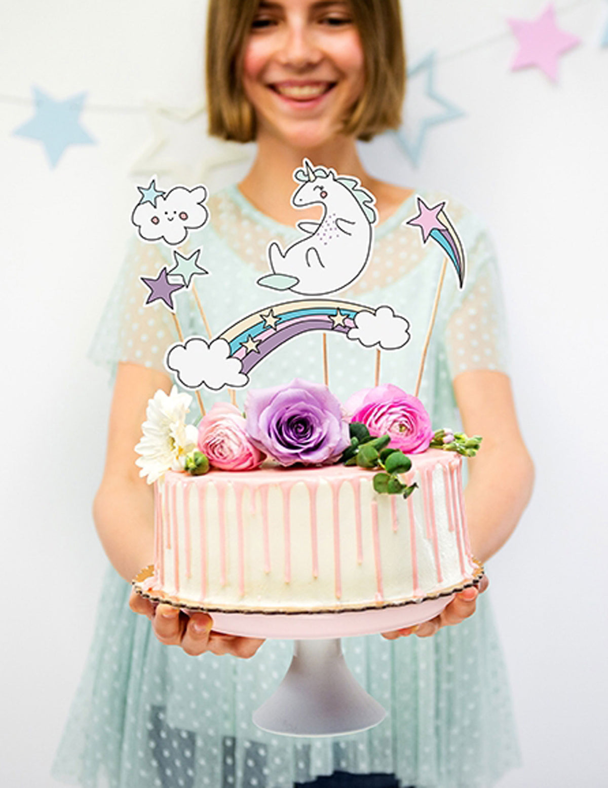 Mise en situation sur un gâteau des décorations pour gâteau sur pique licorne et arc-en-ciel
