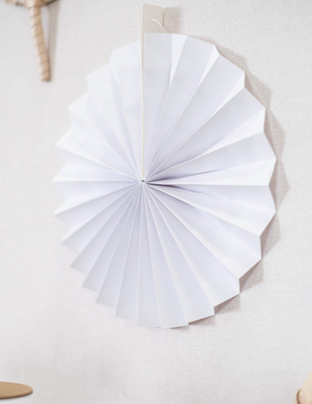 Vedere laterală a unei rozete din cele 5 rozete din hârtie pentru decorarea petrecerii