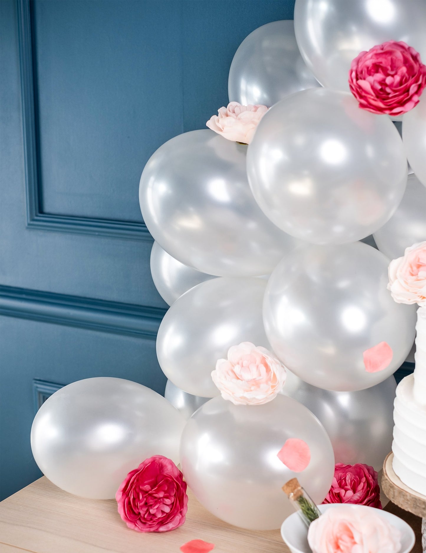 Détail de la grappe du lot de 50 ballons pour fête ivoires métallisés