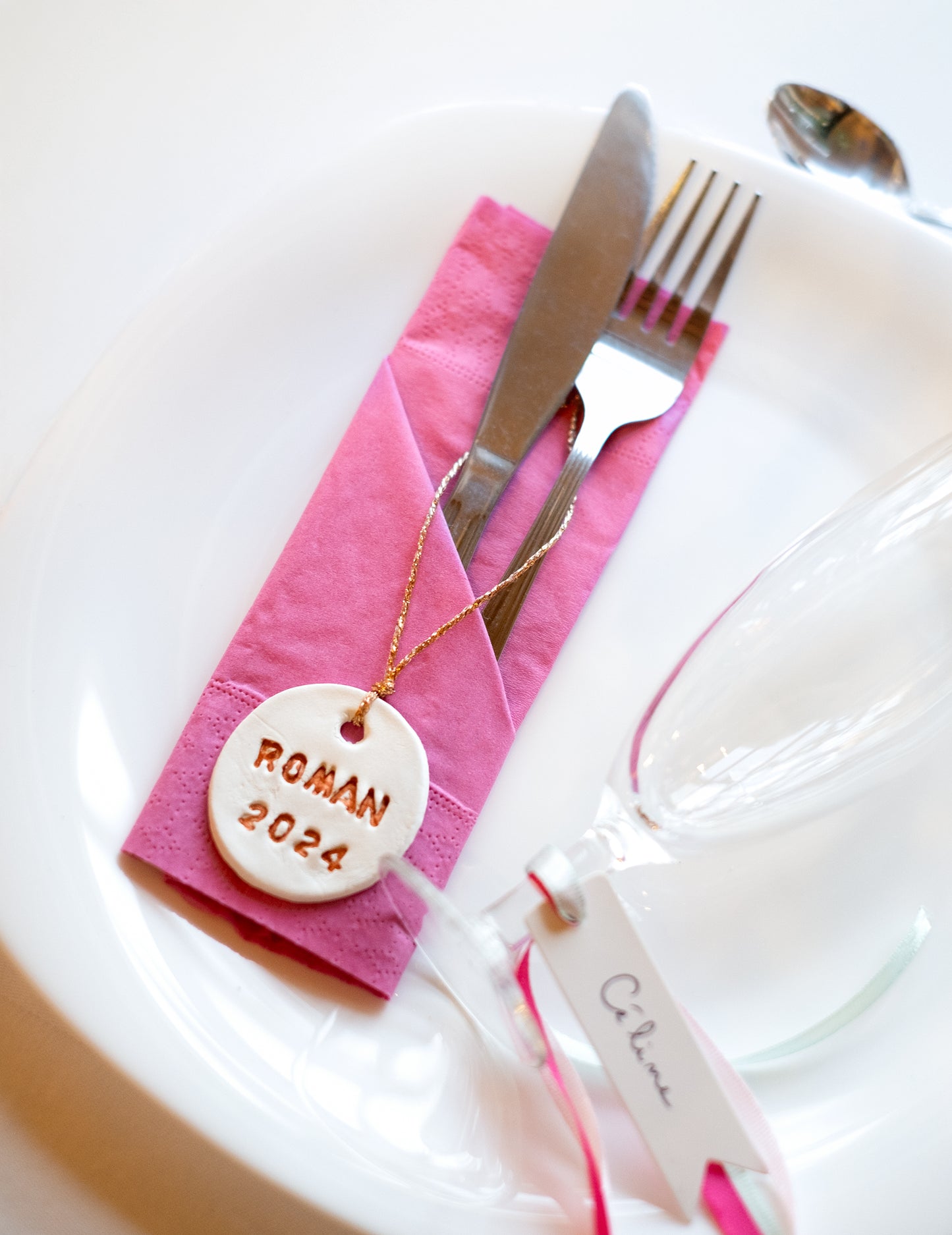 Détail du pliage porte-couverts des serviettes en papier pour fête fuchsia