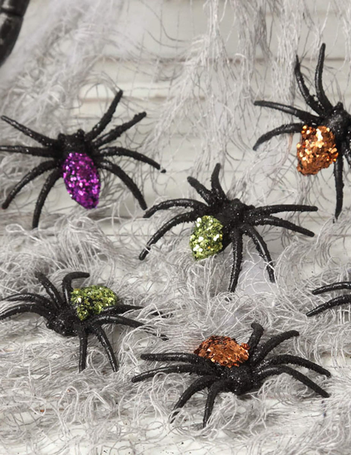 Punere în scenă pe pânză de păianjen a păianjenilor sclipitori de halloween pentru decorare