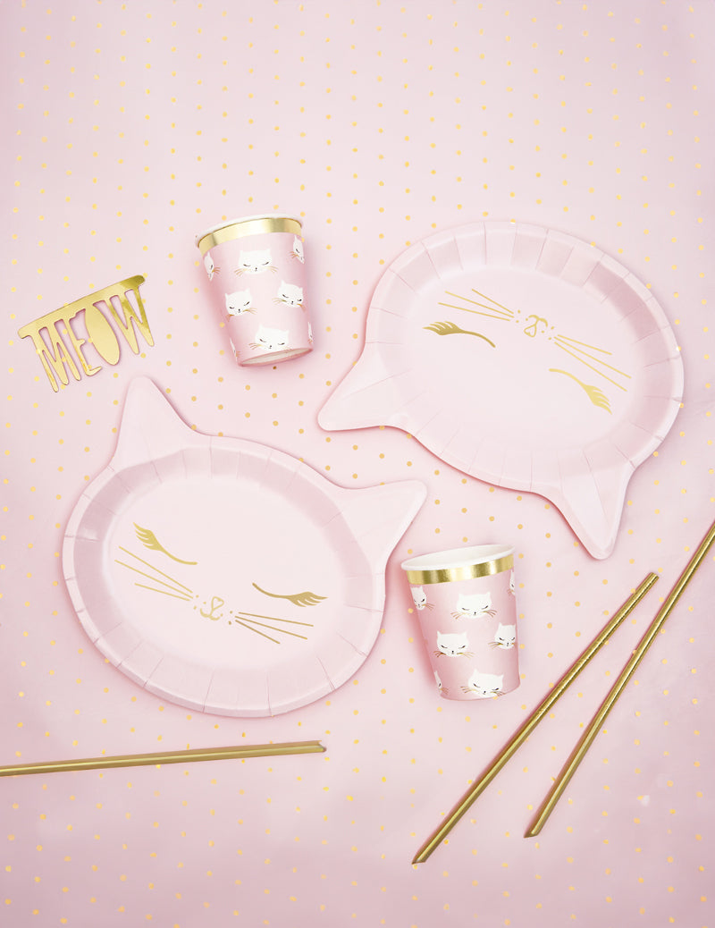 Mise en scène avec gobelets et pailles des assiettes en carton tête de chaton