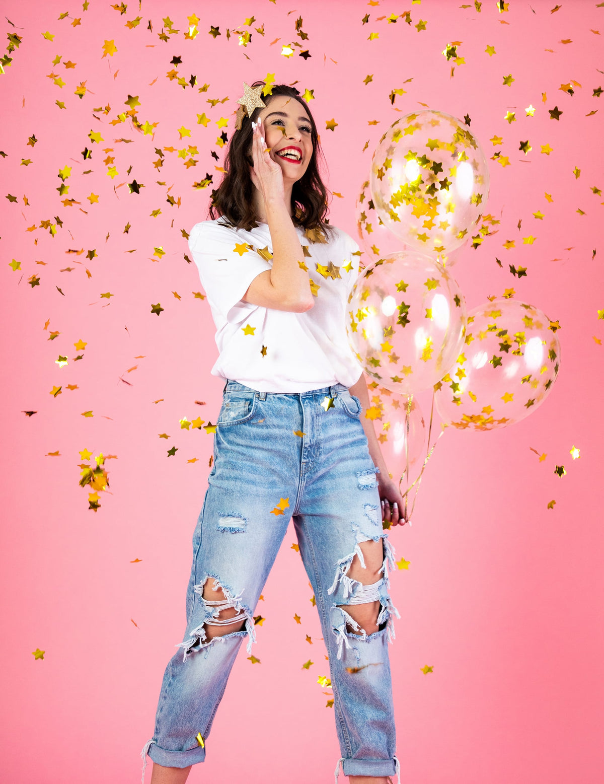 Amenajare festivă cu un model de balon din latex transparent cu stele aurii