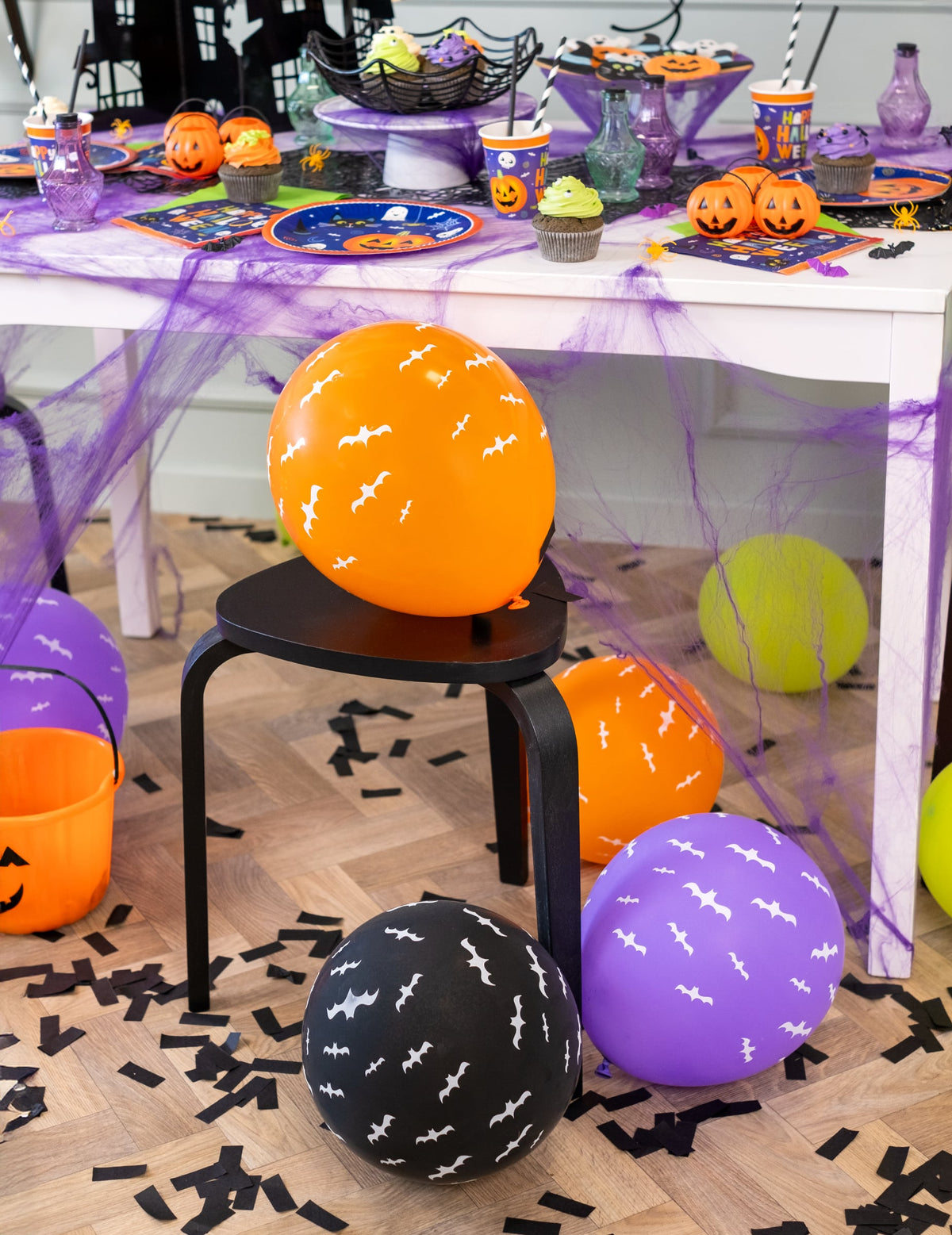 Décoration de fête d'Halloween avec les ballons en latex chauve-souris phosphorescentes