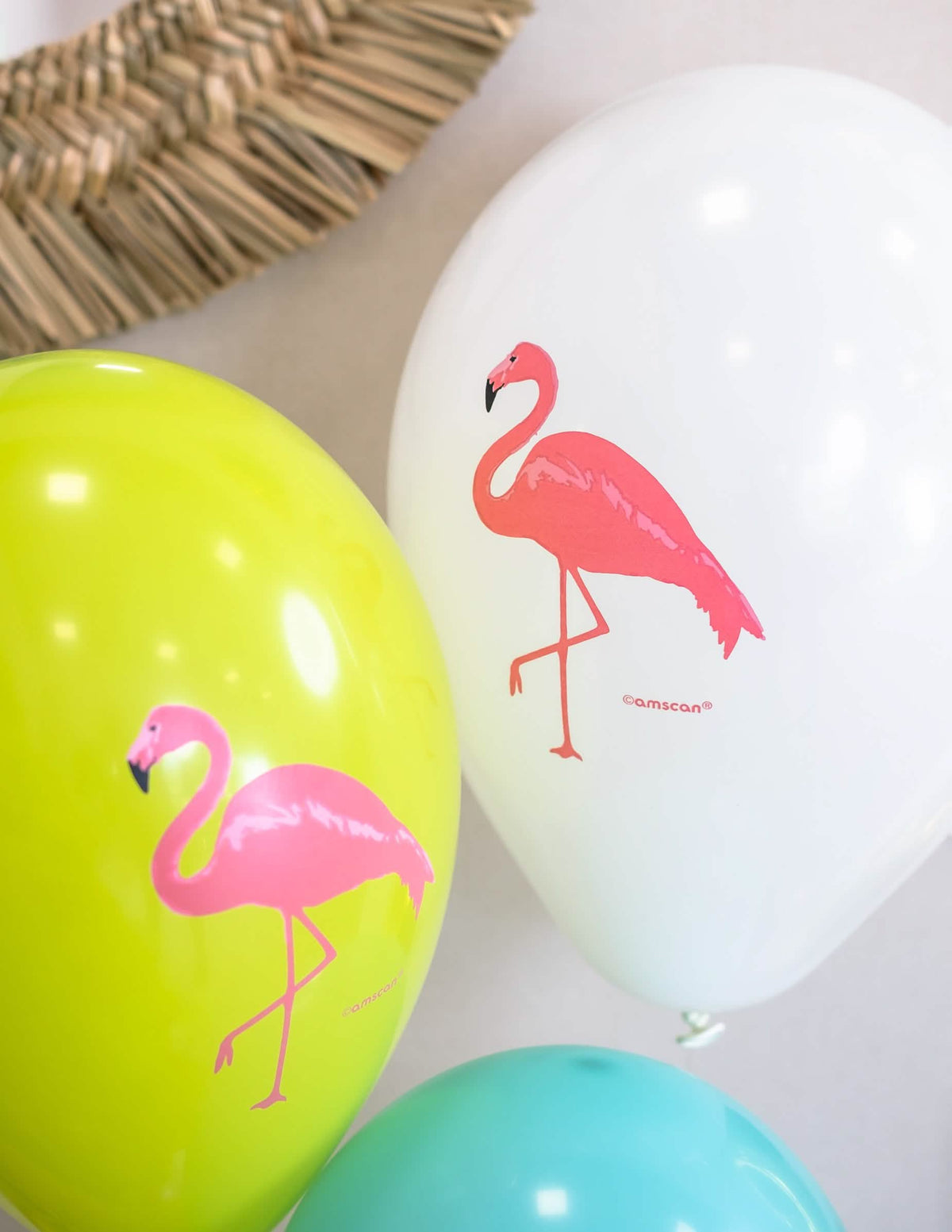 Detaliu al baloanelor albe și verzi din baloane din latex flamingo paradise