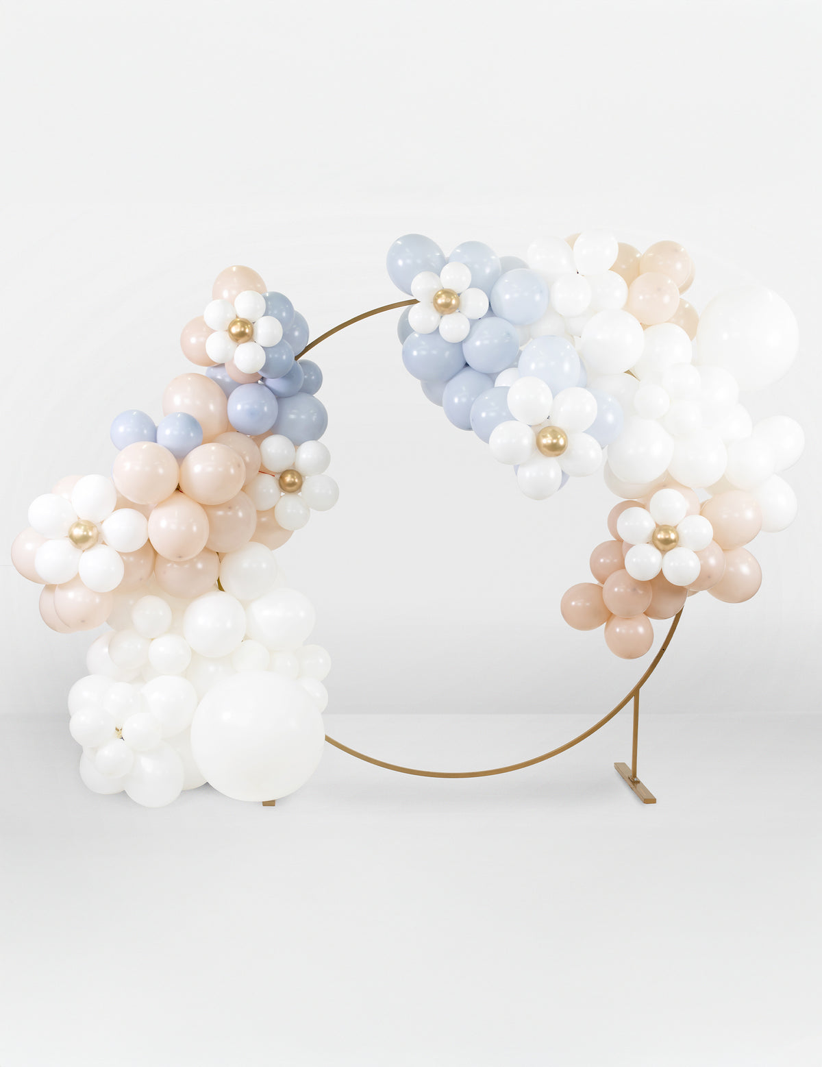 Mise en situation sur une arche du kit de ballons fleurs pour fête