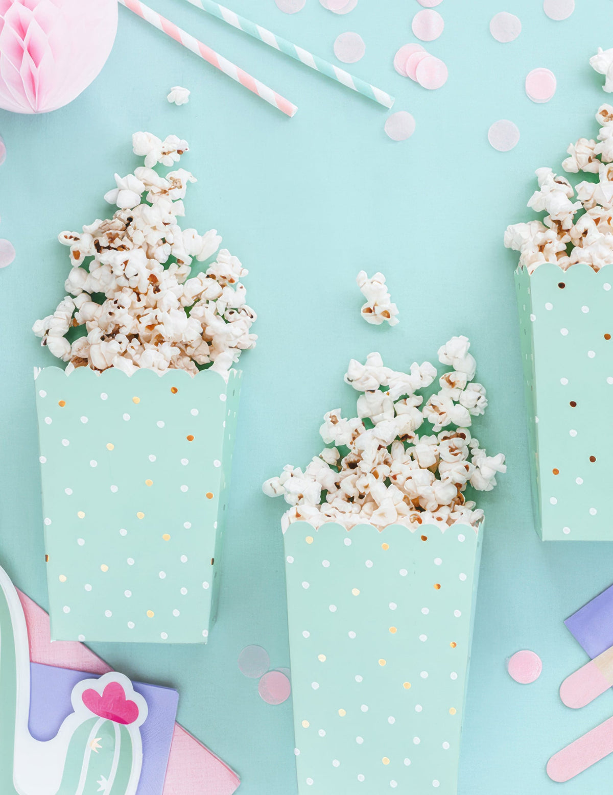 6 cutii de popcorn din carton de culoarea mentă, cu buline albe și aurii