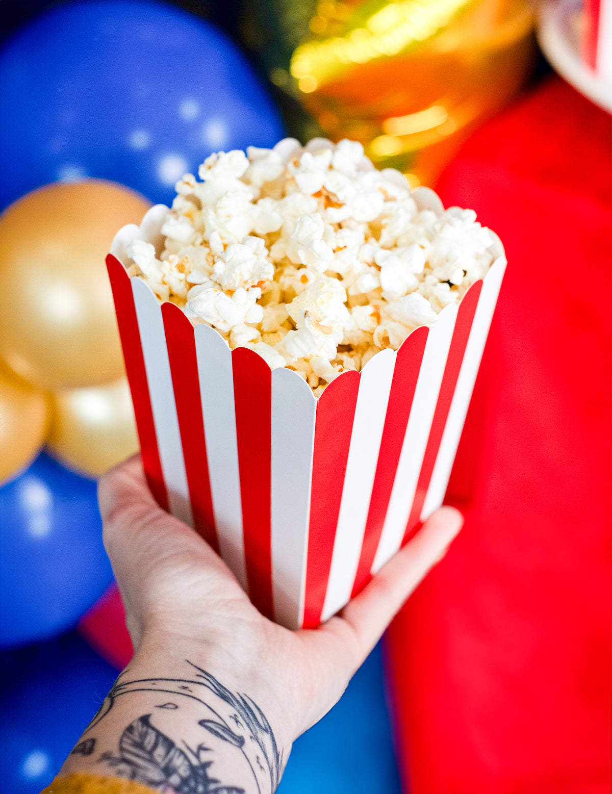 Cutii de popcorn din carton roșii și albe