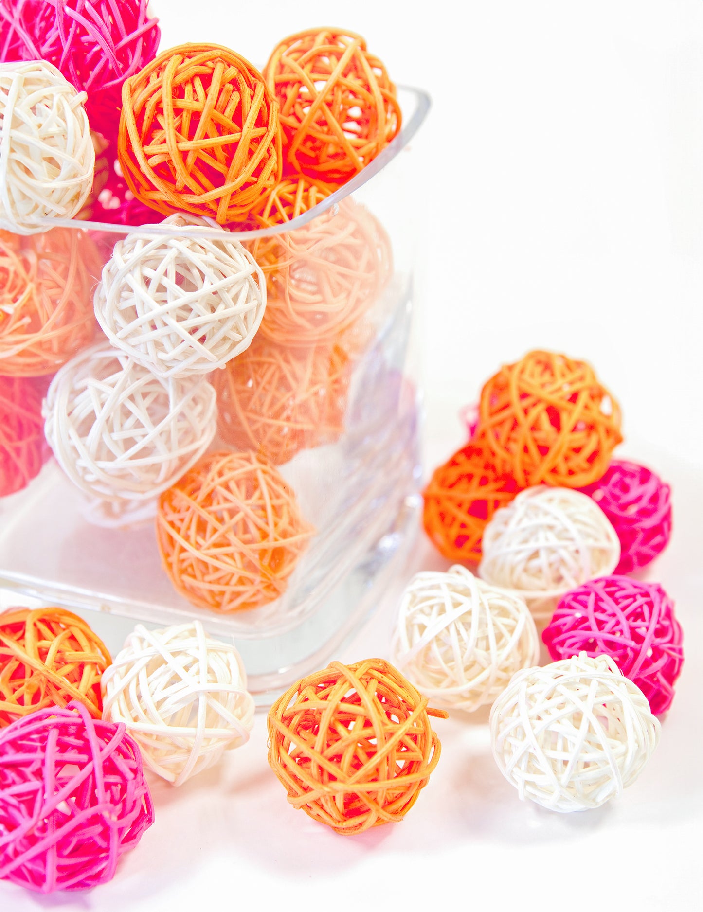 Aranjament într-un borcan de sticlă al bilelor din rattan pentru decorare fildeș