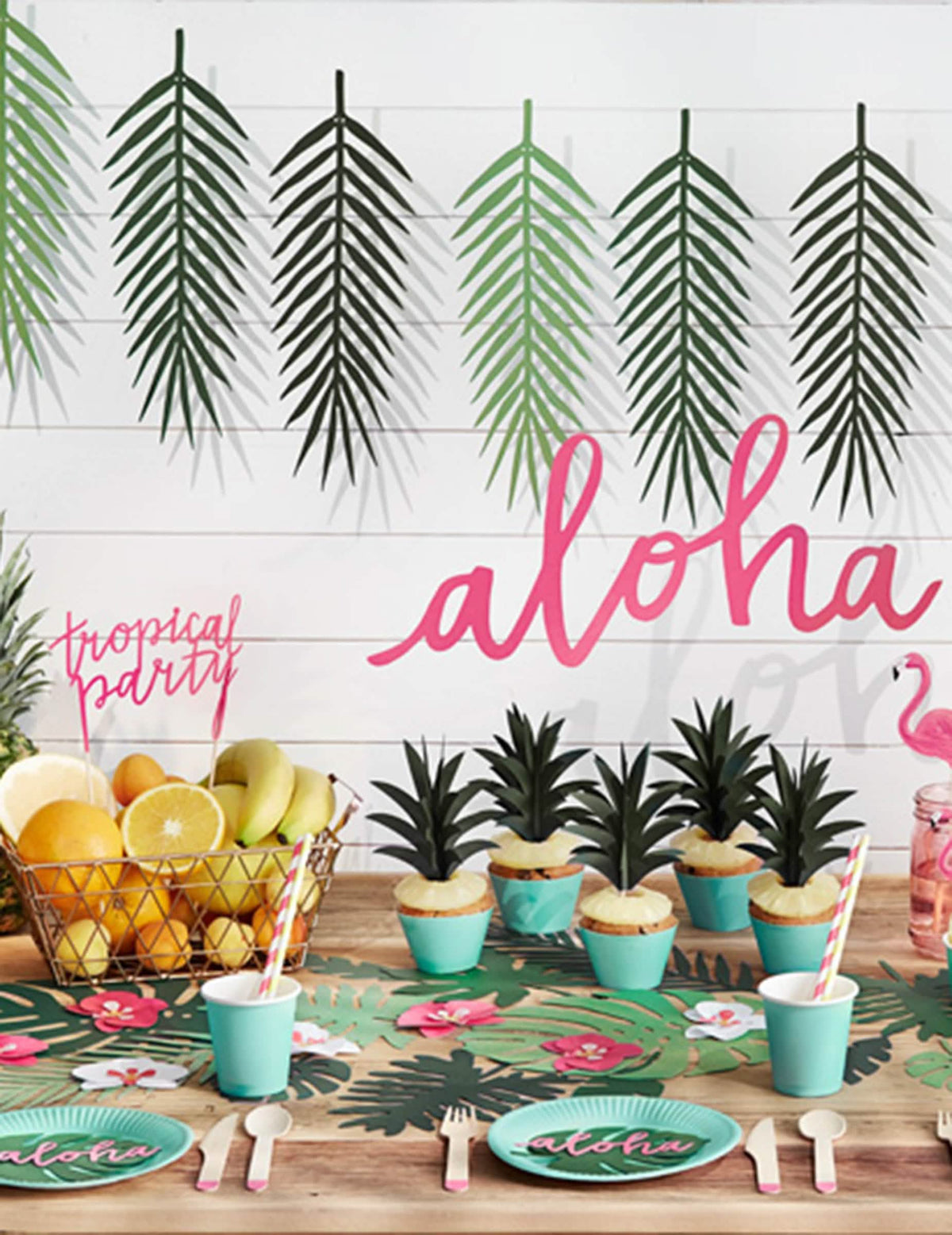 Aranjament pe un bufet cu decorațiuni de masă frunză hawaii monstera
