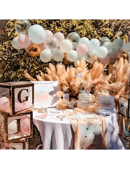Punerea în scenă a decorațiunilor de masă fată sau băiat pentru gender reveal