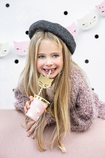 Mise en situation avec une enfant des gobelets en carton chaton