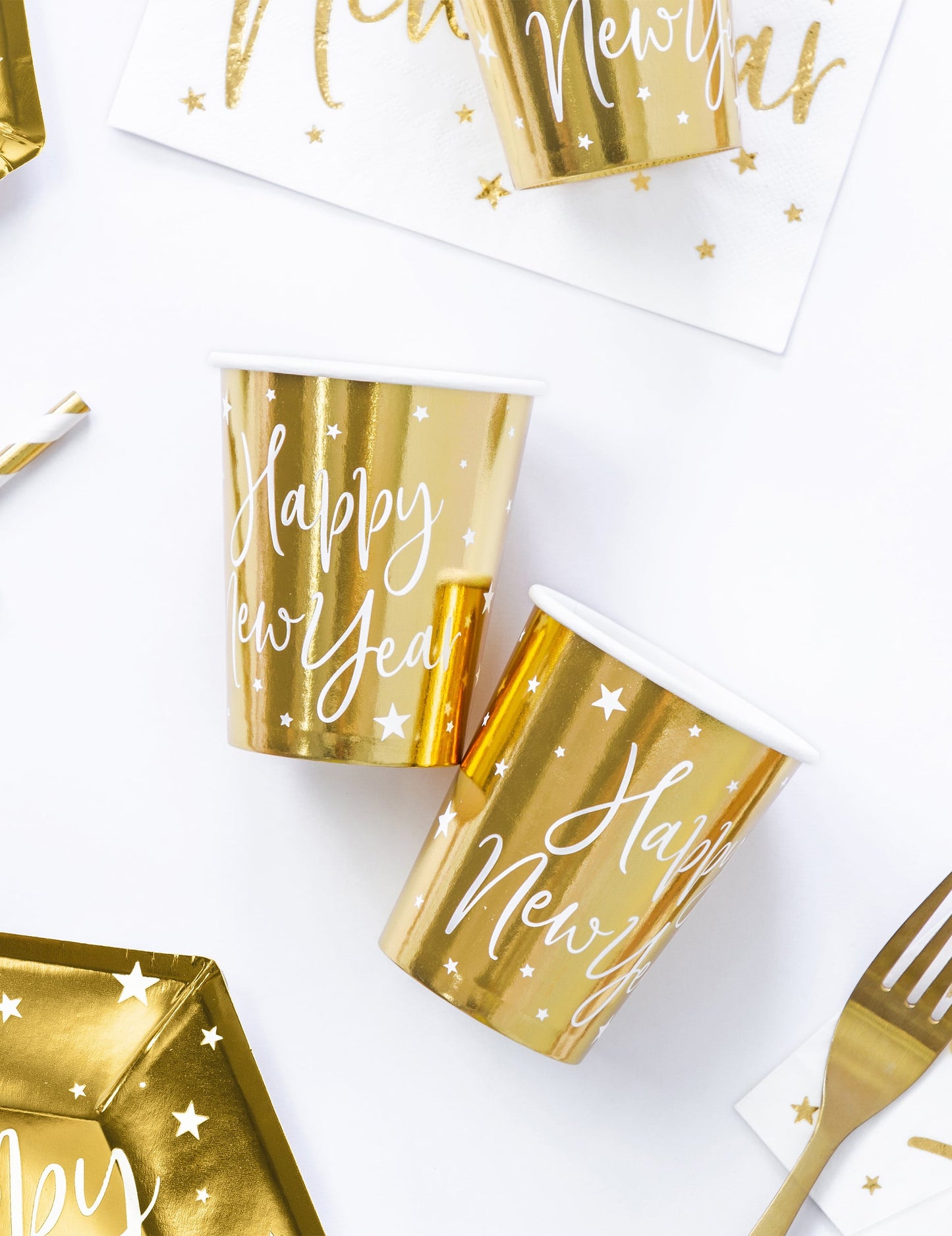 Mise en situation sur table de fête des gobelets en carton Happy New Year