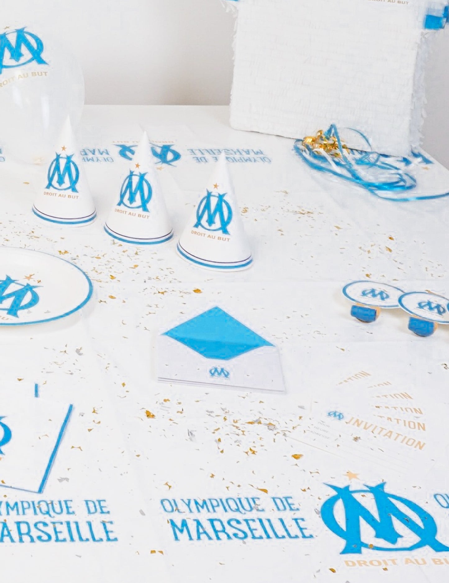 Mise en situation des invitations et enveloppes OM avec d'autres articles de fête assortis