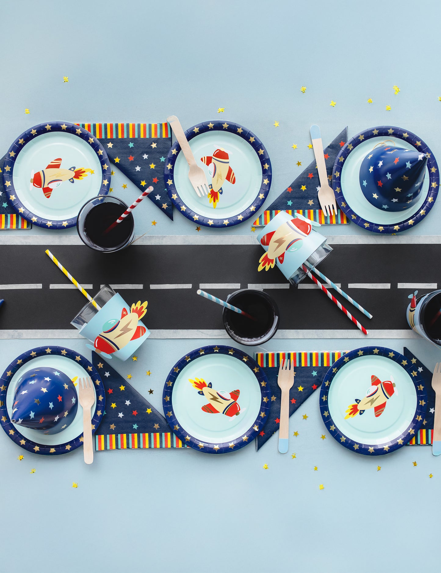Vue aérienne de la table des manchons pour gobelets petit avion décoration anniversaire