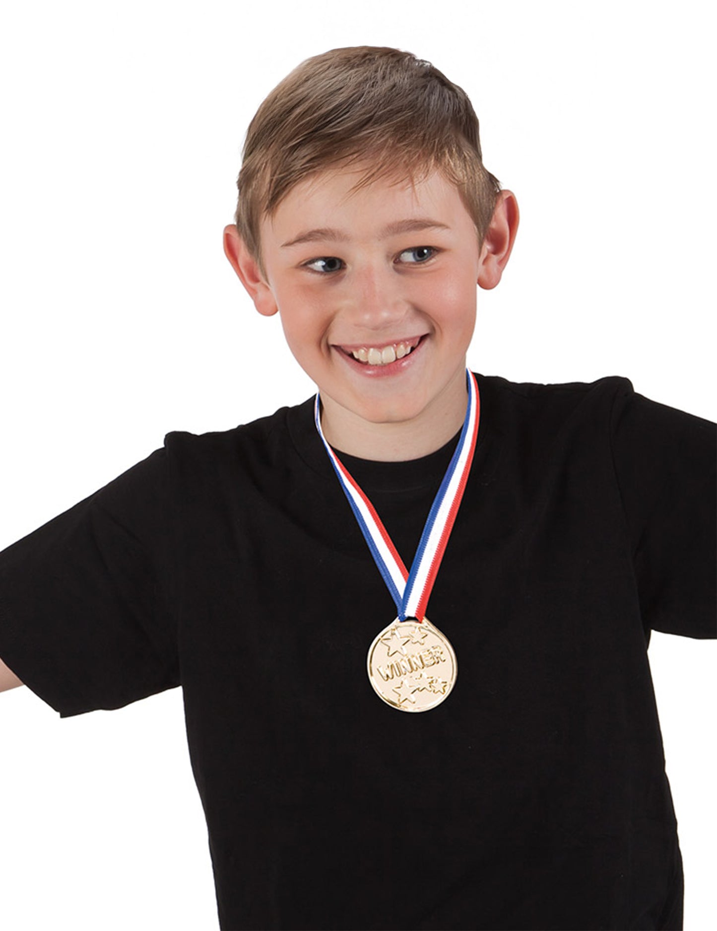 Medalie purtată de un copil cu Medalia câștigătoare