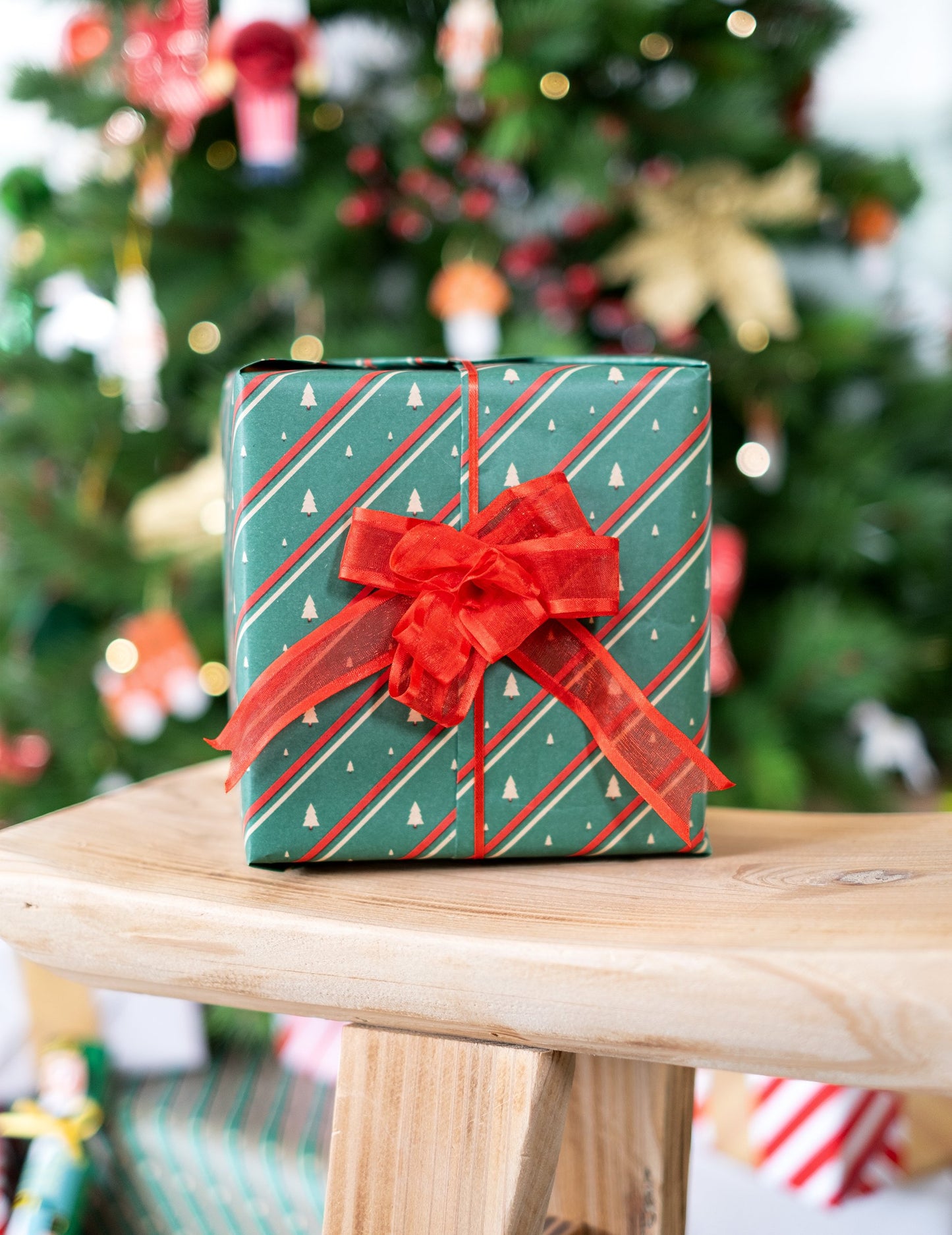 6 noduri pentru a trage în organza roșie 10 cm