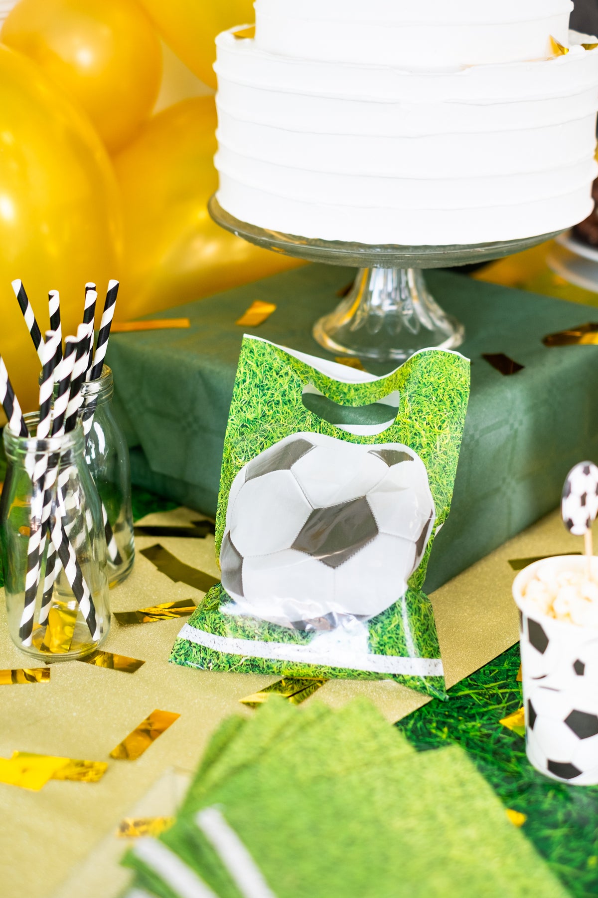 Aranjare pe o masă a sacoșelor de petrecere din plastic football party