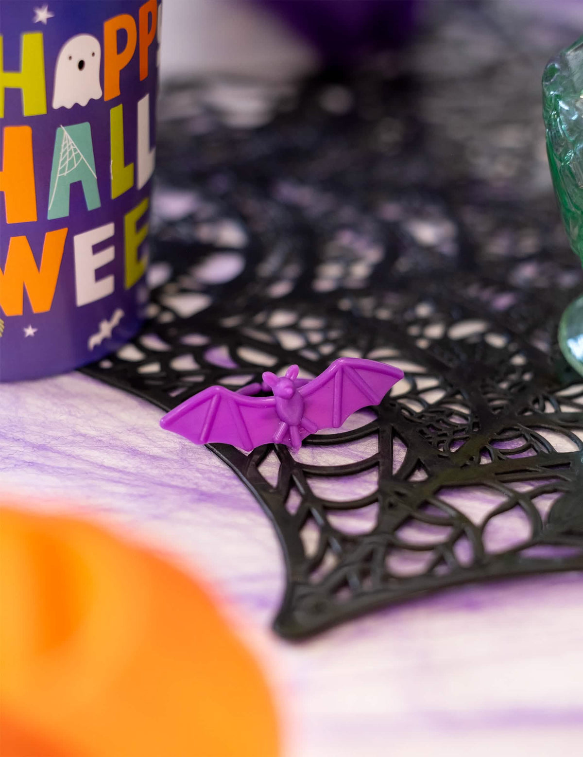 Prim-plan pe un inel violet cu liliac din inele de plastic cu liliac și păianjeni pentru halloween