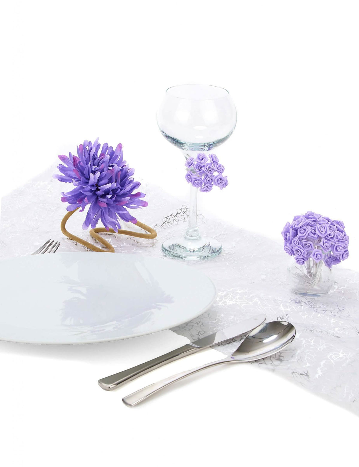 Aranjare pe o masă de petrecere cu mini trandafiri din satin pentru decorarea unei nunți, mov deschis