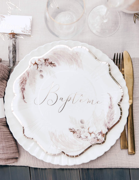 Mise en situation sur table des assiettes baptême pampas et fleurs de coton
