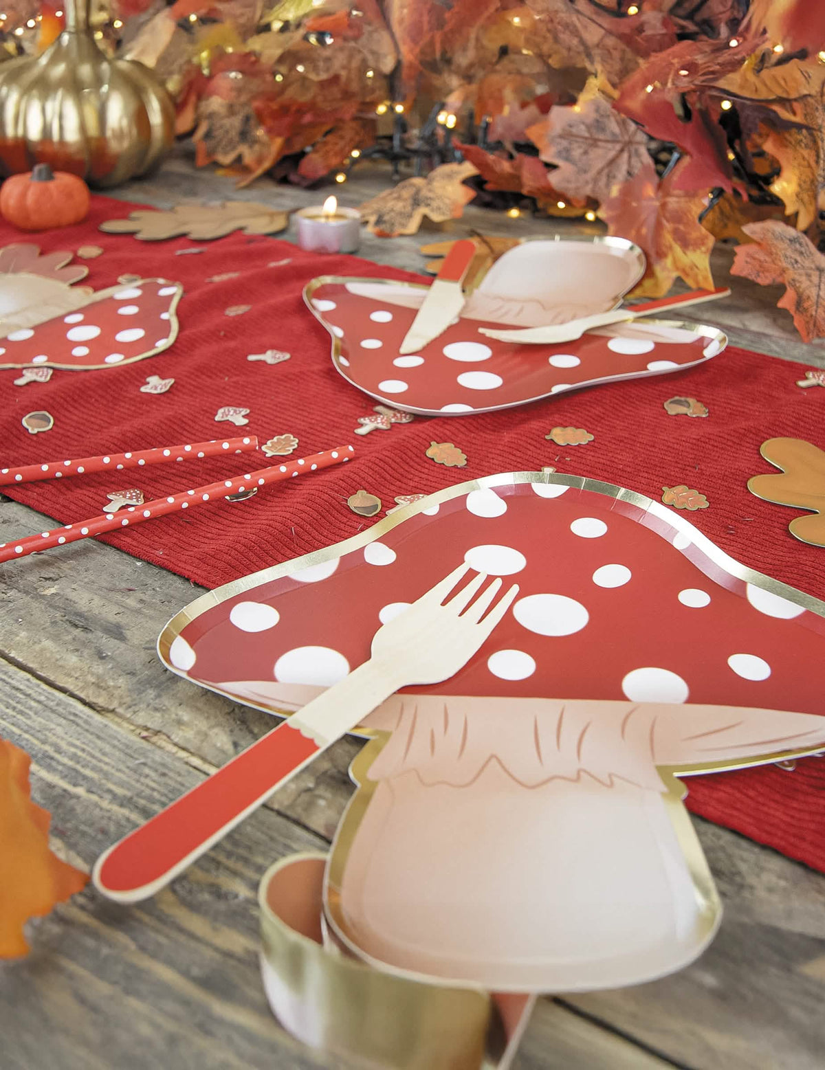 Mise en scène automnale des assiettes en carton champignon rouge et blanc à pois