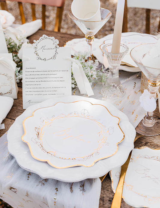 Mise en situation de table des assiettes en carton baptême