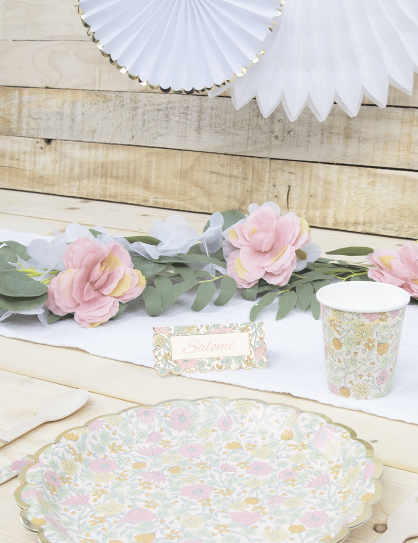 Vue d'ambiance avec gobelet et marque-place de l'assiette festonnée en carton shabby à fleurs or