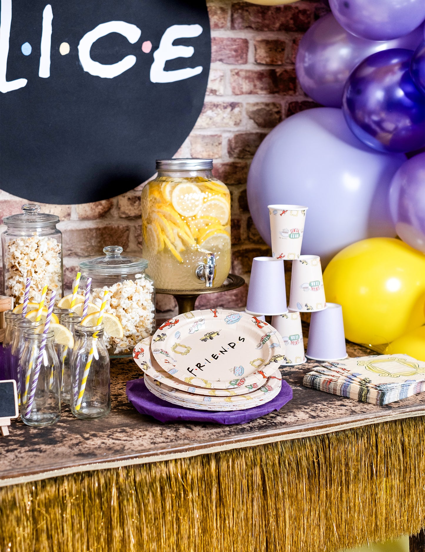 8 prieteni cu carton 23 de farfurii cm