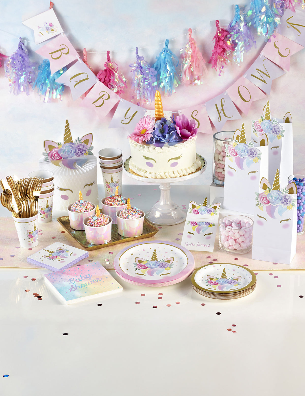 Aranjare pentru baby shower cu farfurii din carton cu unicorni feerici albe
