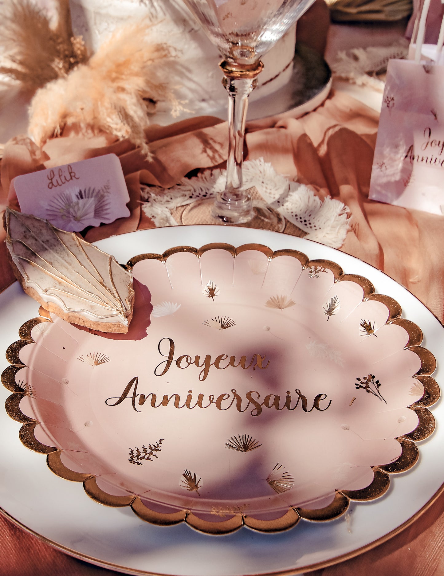 8 farfurii 'Joyeux Anniversaire' boho blush și auriu 23 cm cu margini festonate