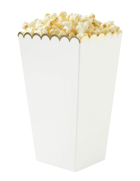 Vue d'une boîte remplie de popcorn des boîtes à pop corn festonnées pour fête blanc et or