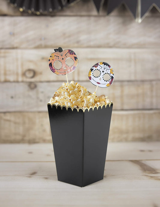 Mise en situation des boîtes à pop-corn festonnées pour fête noires et or