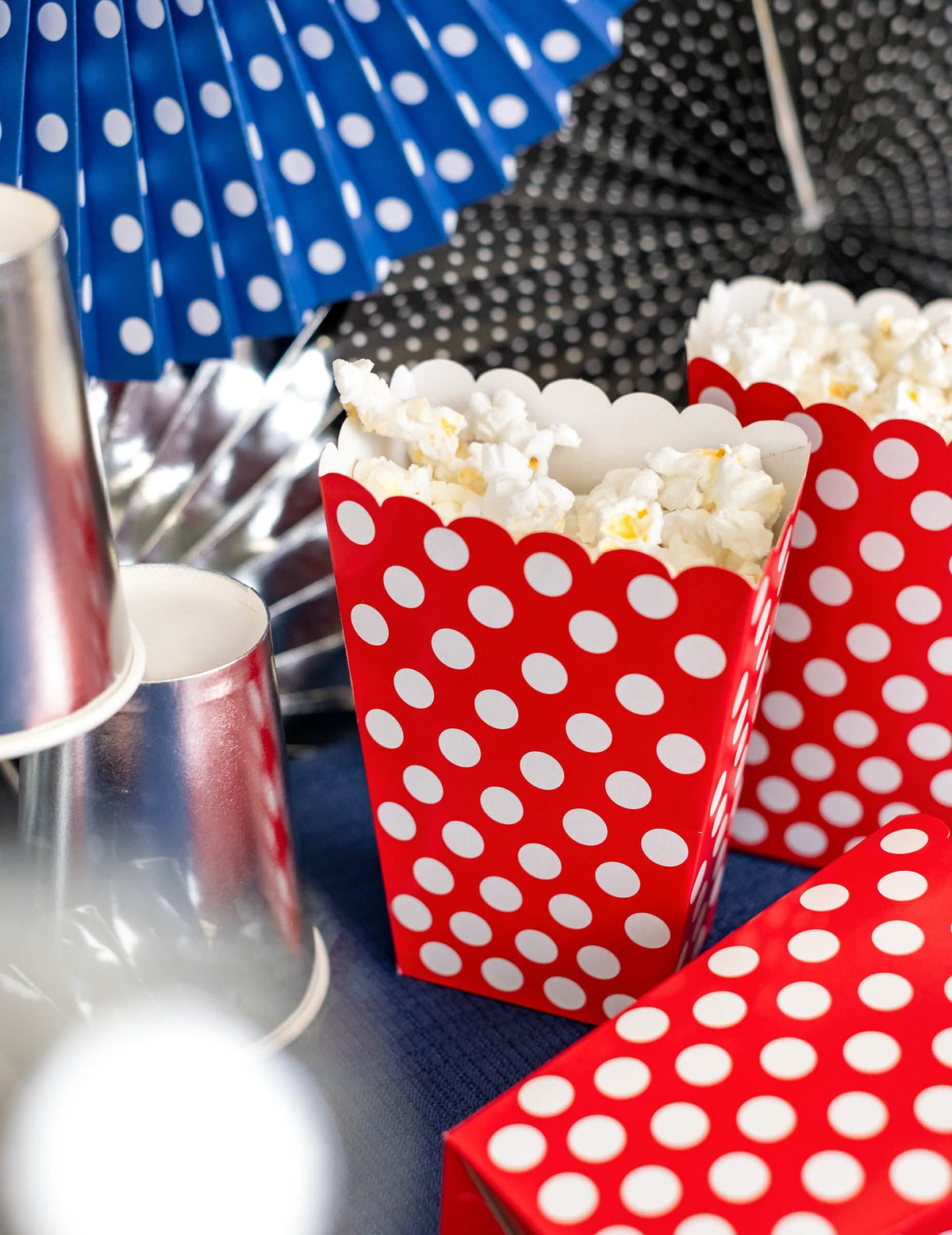 Cadru apropiat al cutiilor de popcorn roșu cu buline albe pentru petrecere