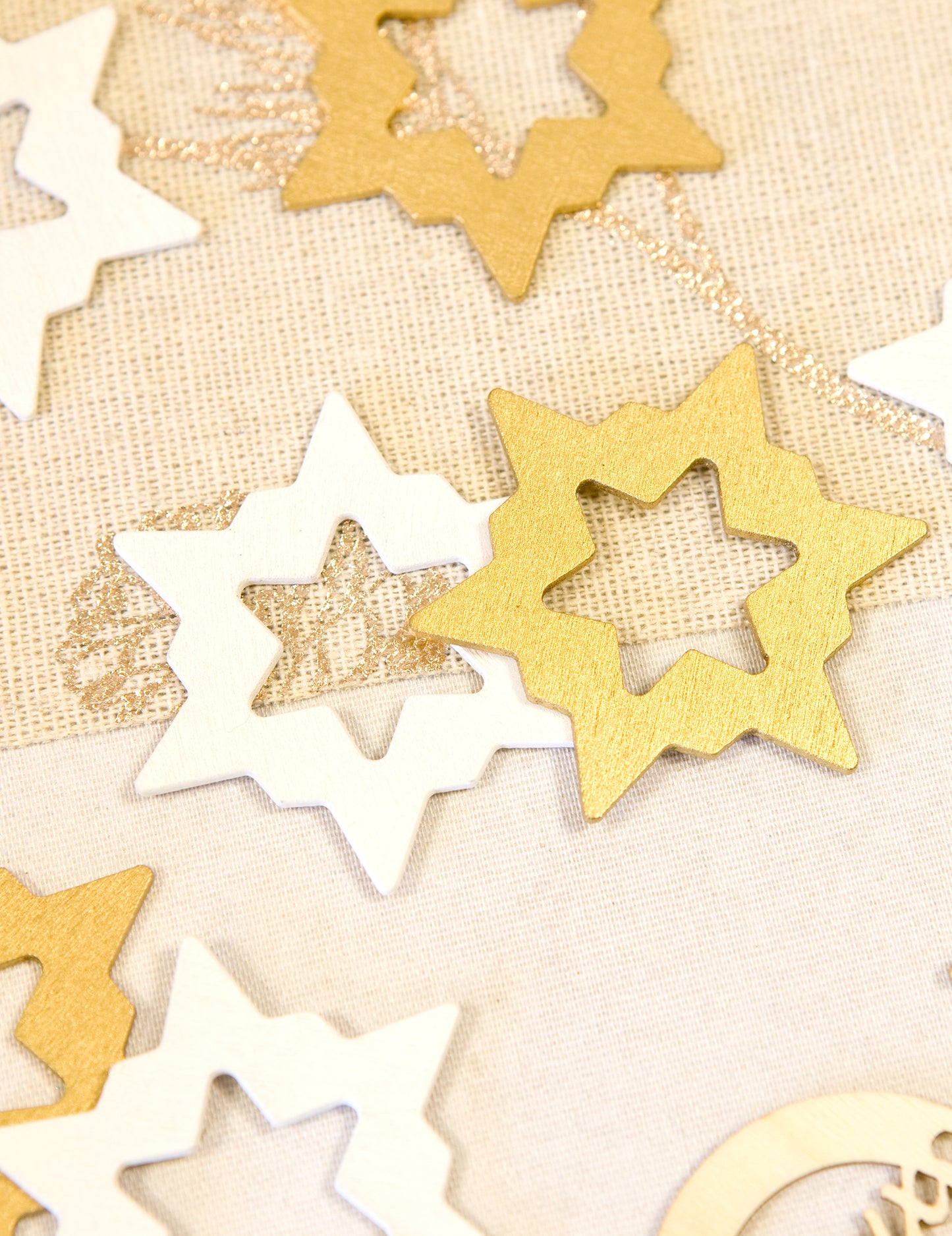 8 confetti-uri de masă din lemn stele albe și aurii 5 x 4,4 cm