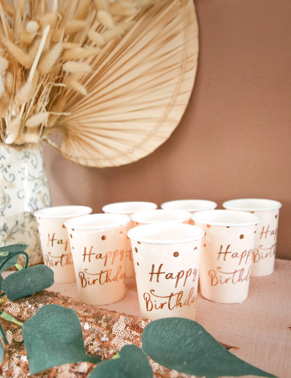 Vedere de ansamblu decorativă a paharelor de carton Happy Birthday