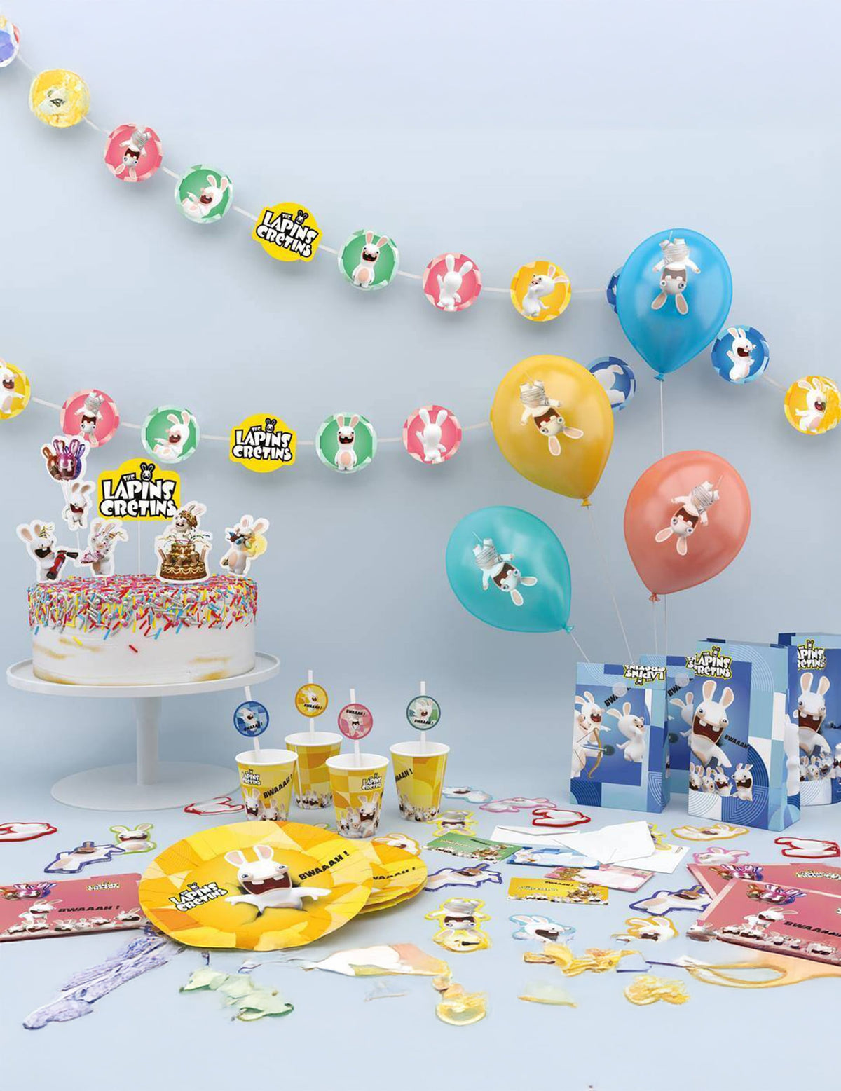 Vue d'ensemble de la table de fête avec les gobelets en carton Lapins crétins