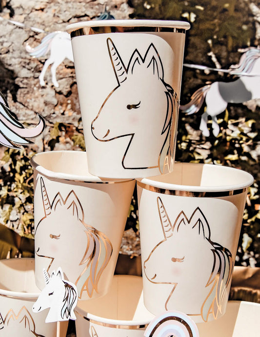 Détail des motifs des gobelets en carton licorne