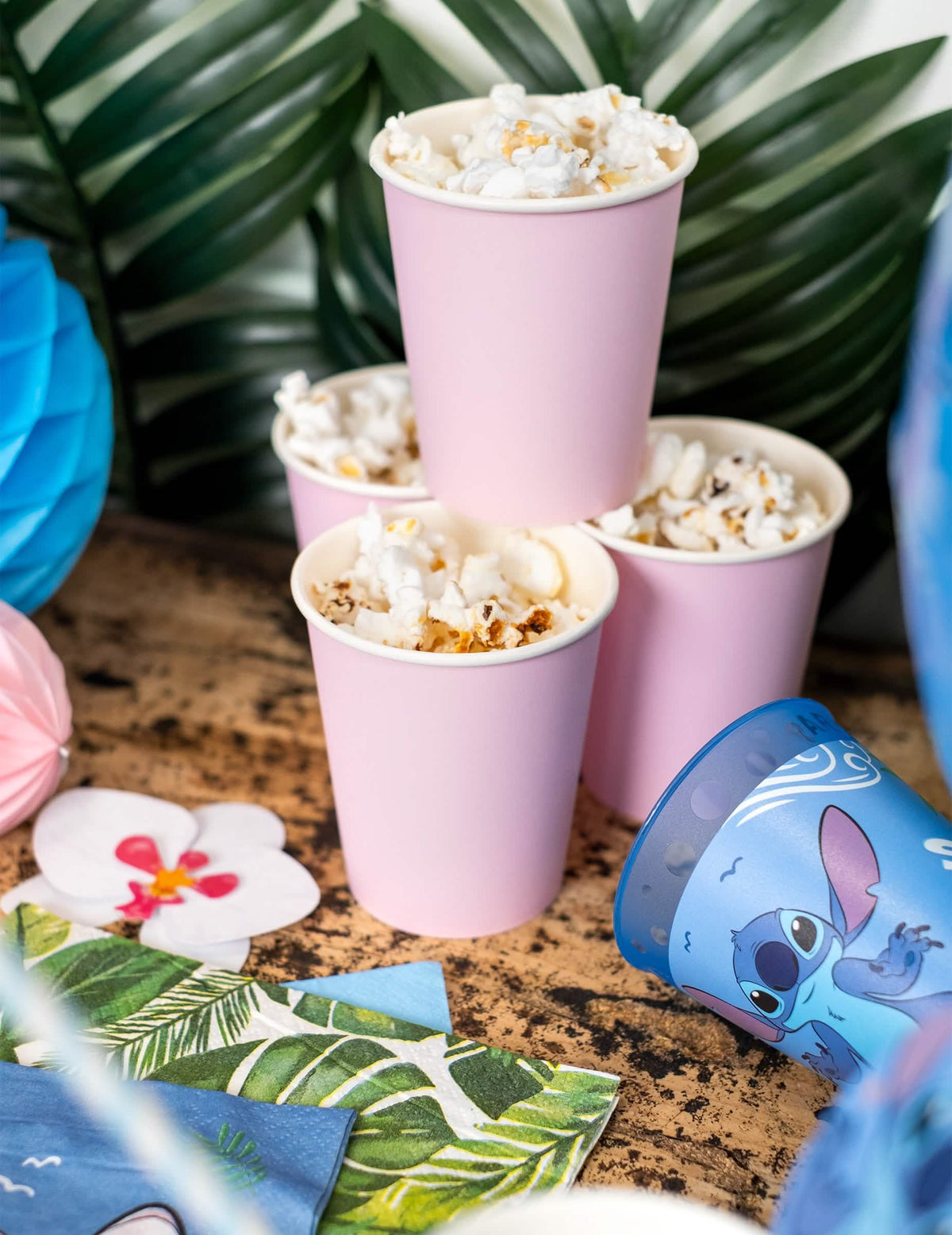 Zoom pe umplerea cu popcorn a paharelor din carton pentru petrecere roz deschis 210 ml
