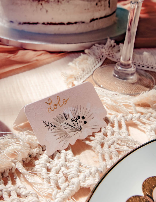 Gros plan sur le graphisme du marque-places boho pour fête