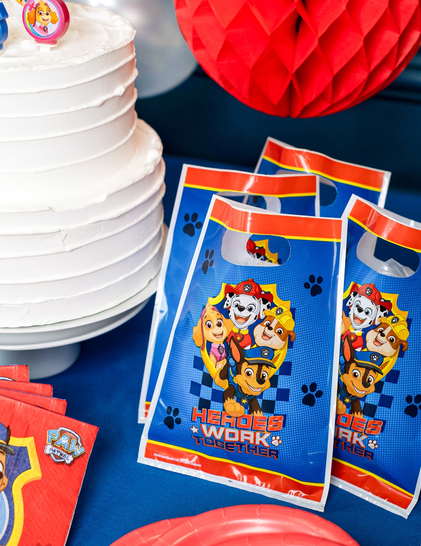 Détail de la décoration de table avec les sacs à cadeaux Pat' Patrouille