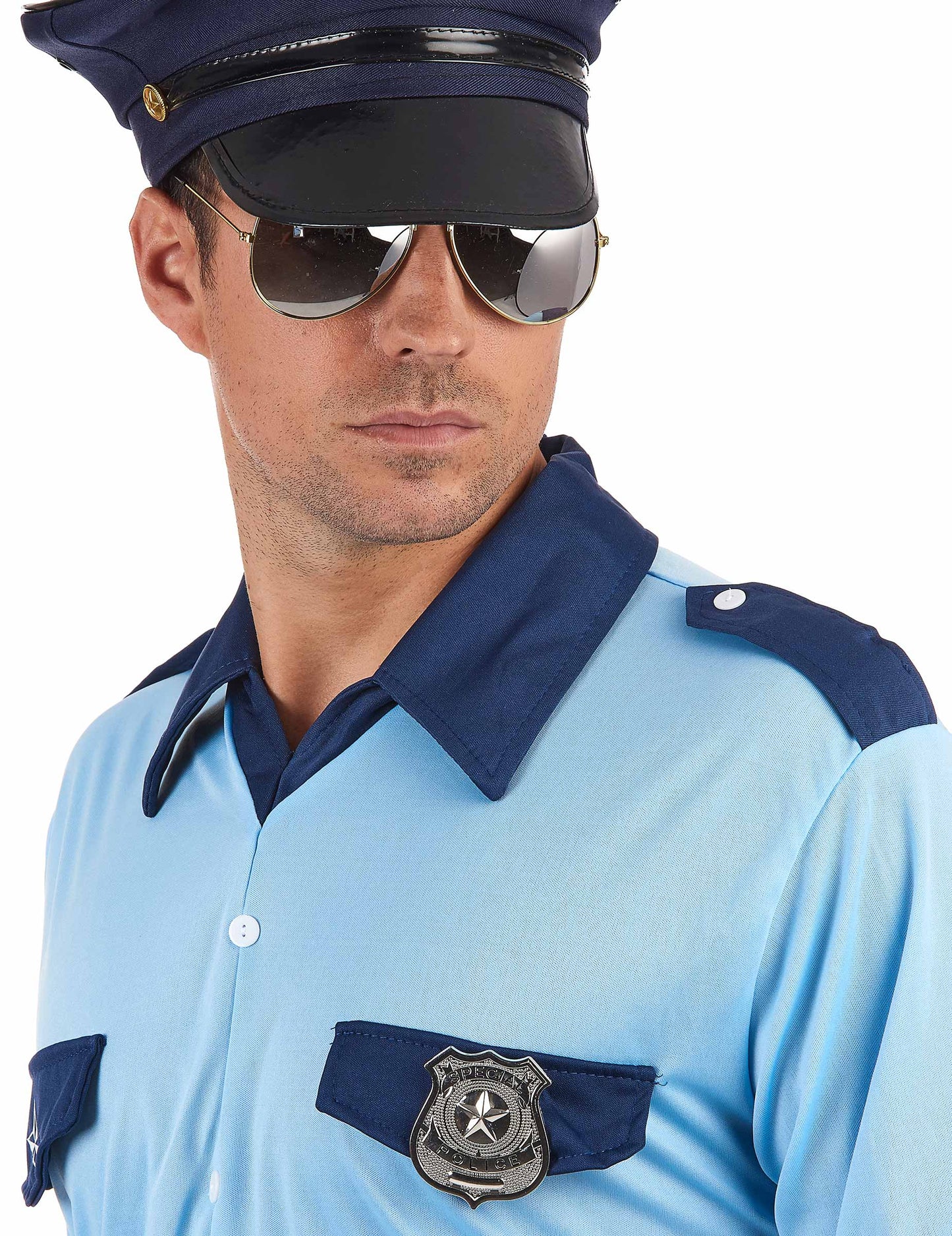 Gros plan du badge de policier pour adulte porté sur une chemise bleue