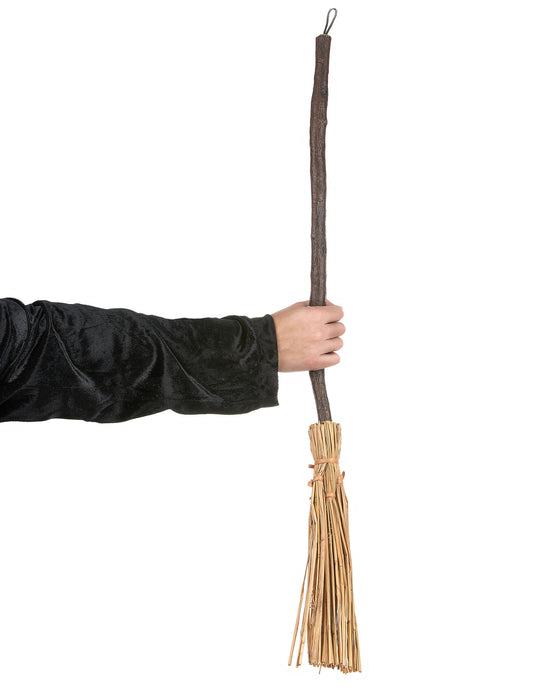 Mise en situation du balai de sorcière tenu par une main