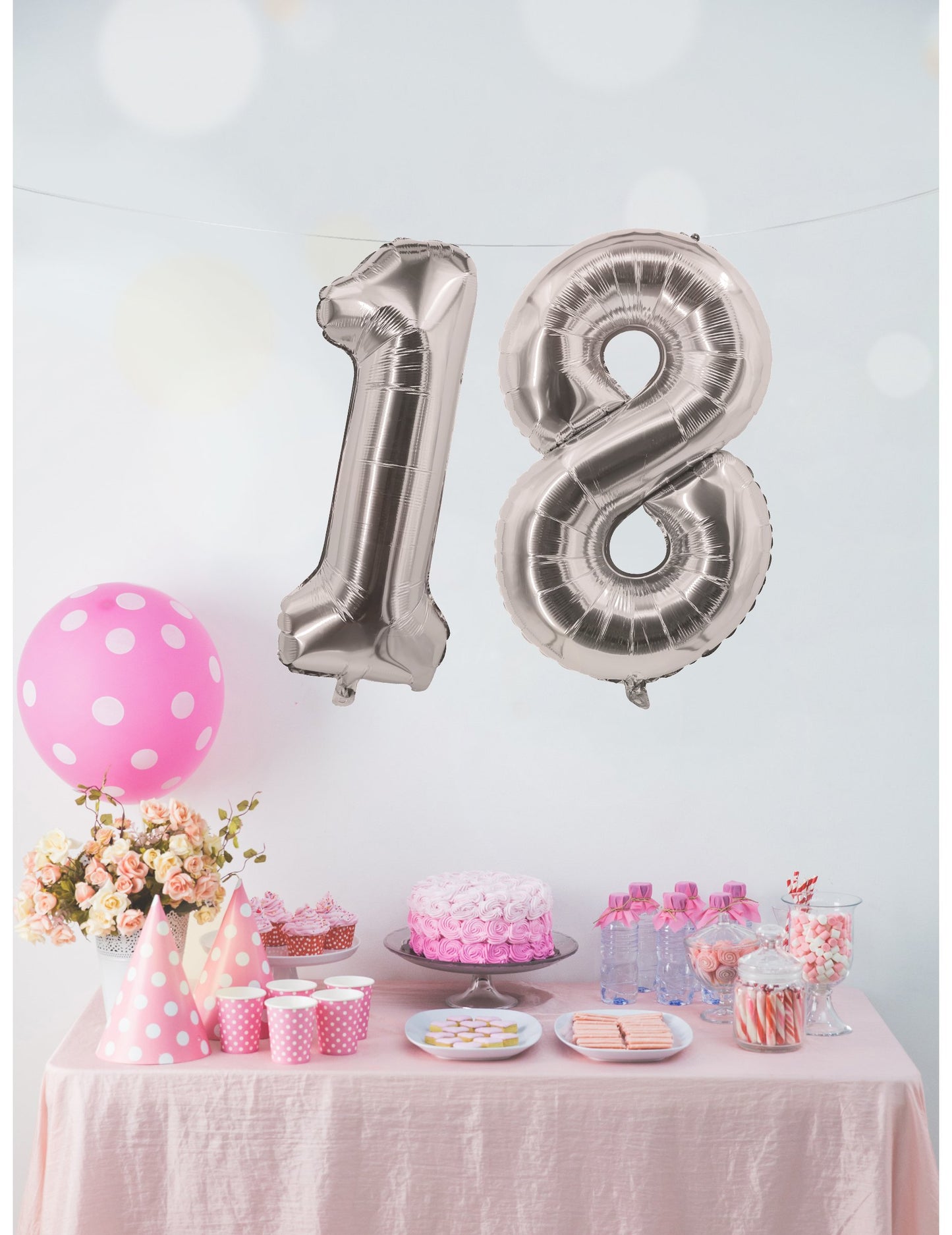 Contextualizare a balonului din aluminiu cu cifra pentru petrecere