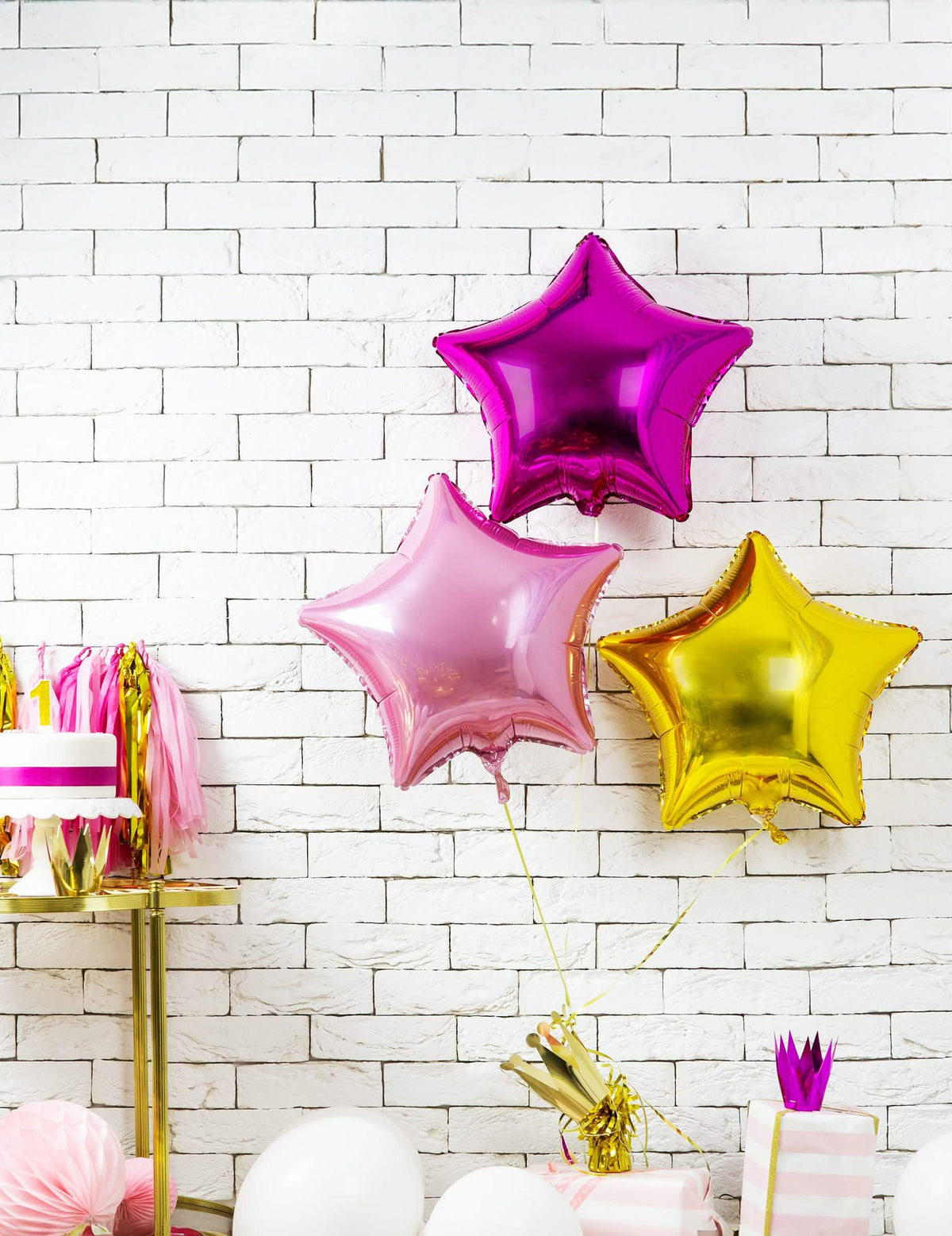 Amplasat într-un decor de aniversare cu balon din aluminiu stea roz pastel