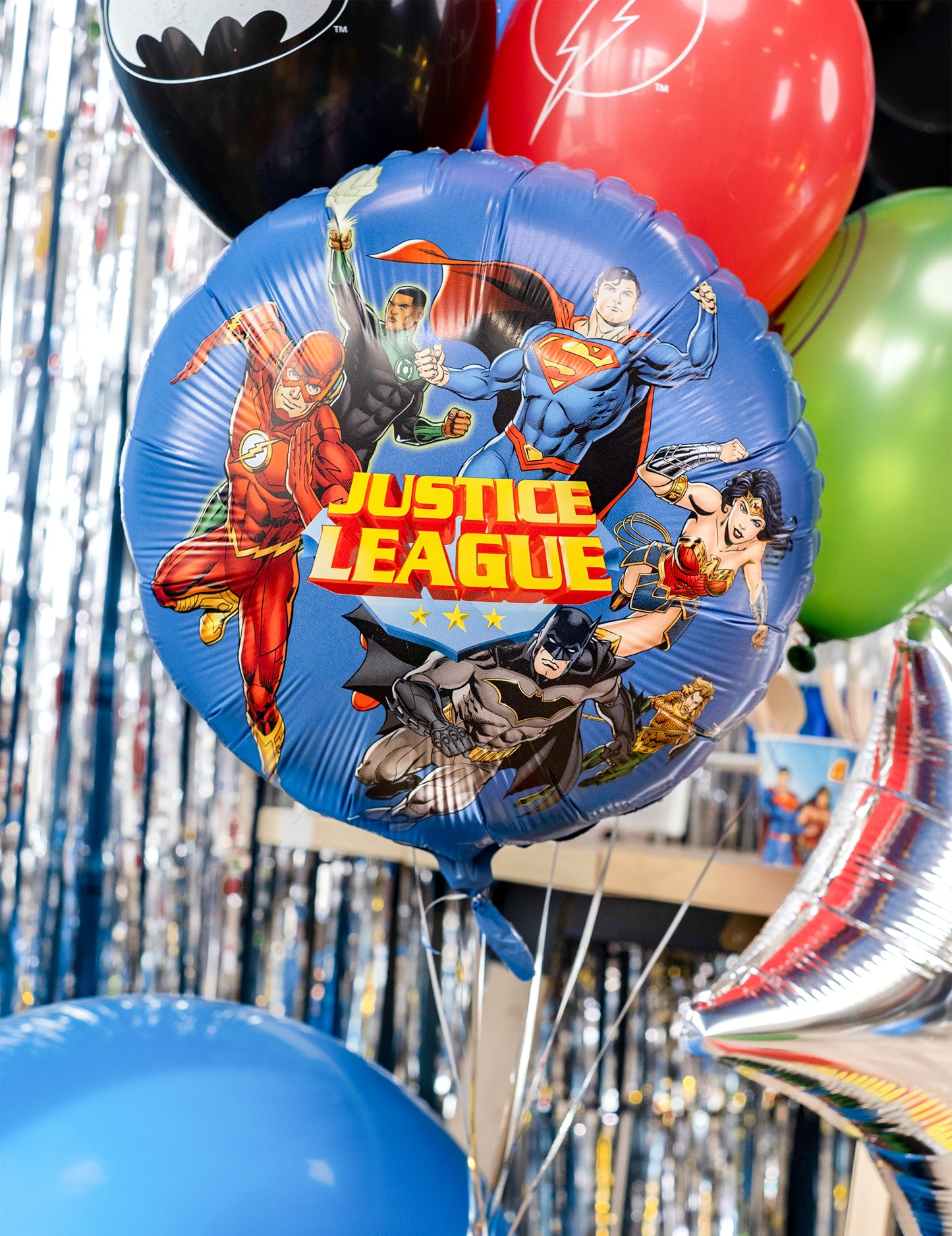 Liga Justiției cu baloane din aluminiu