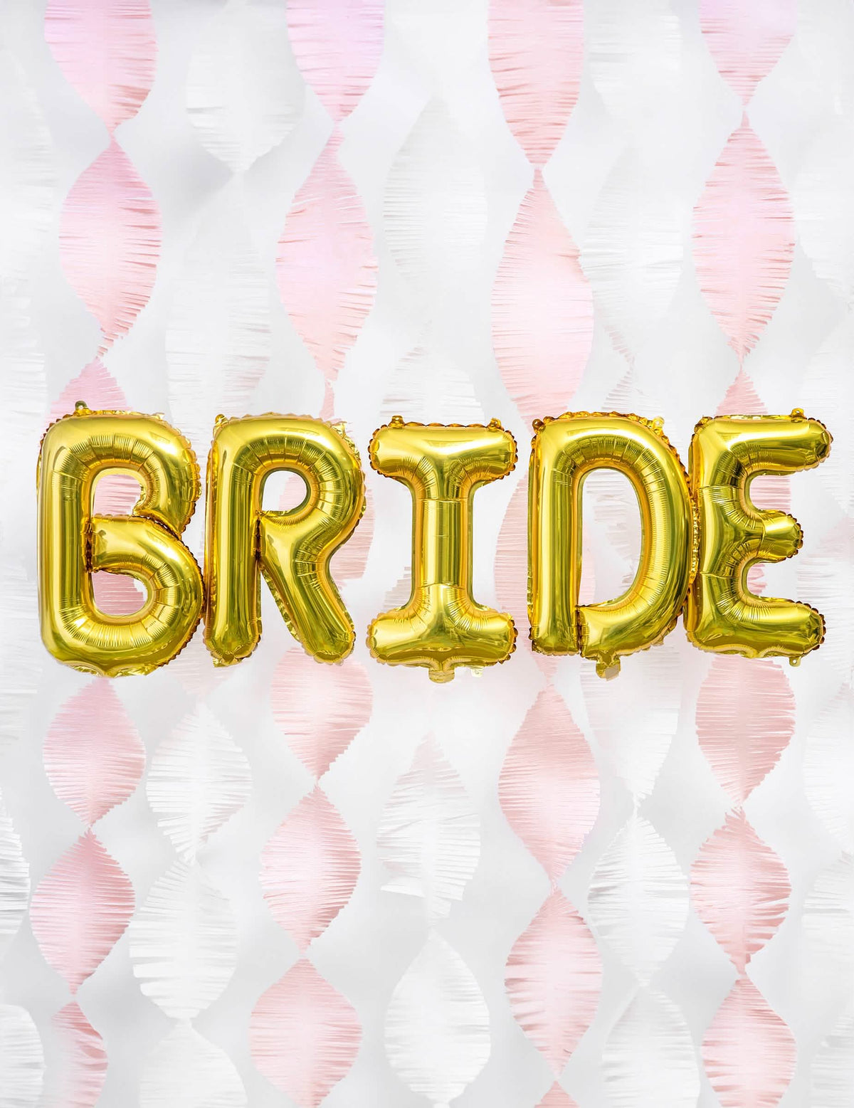 CUVÂNTUL BRIDE pe fundal de ghirlande din balon de aluminiu literă auriu