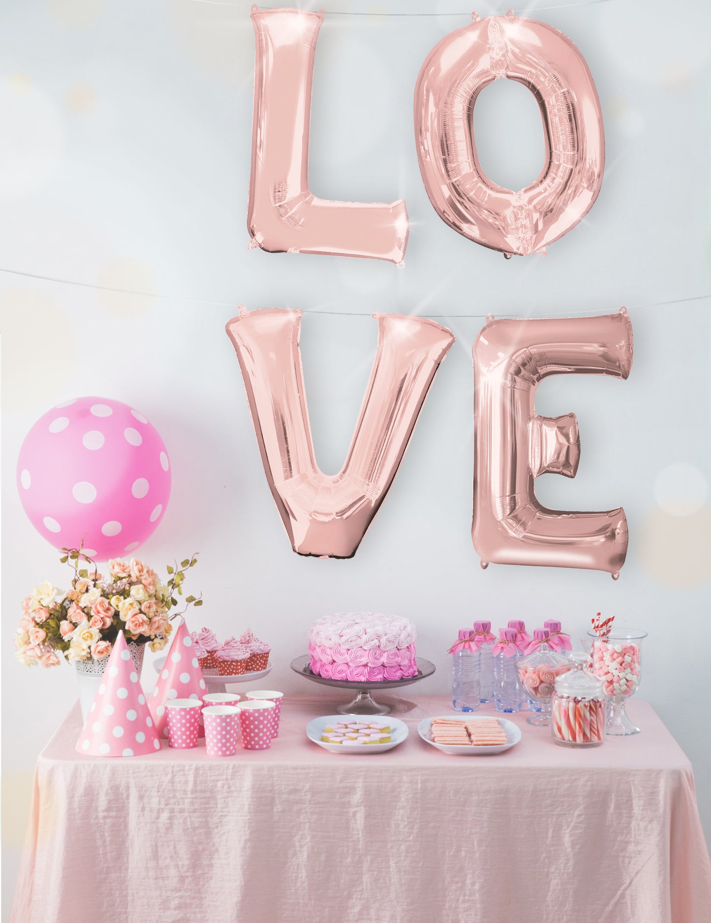 Mise en situation du mot LOVE avec le ballon aluminium lettre pour fête